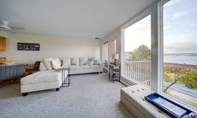 Dewittville Copropriété | Lakeside Retreat in Dewittville w/ Pool Access!
