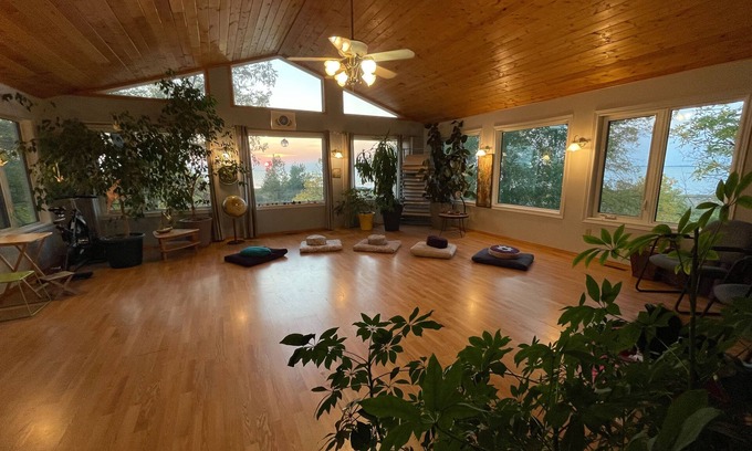 Saint Laurent Maison | Lakeside Retreat w/panoramic lake views, swim spa & Yoga/Meditation/Art studio