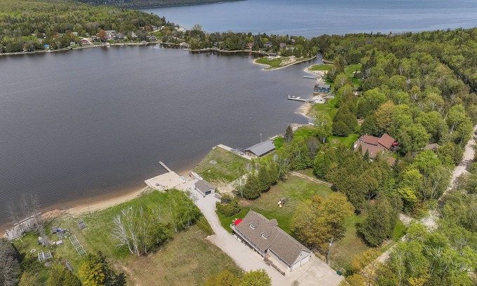 Lion's Head Maison | Lakeside Retreat with Hot Tub & Dock