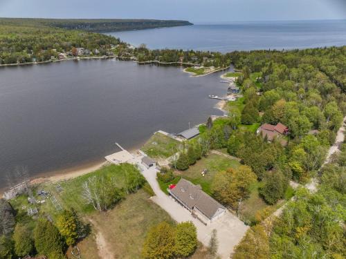 Lion's Head Maison | Lakeside Retreat With Hot Tub & Dock
