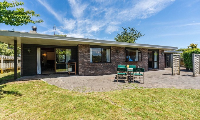 Richmond Heights Maison | Lakeside Serenity - Taupo Holiday Home