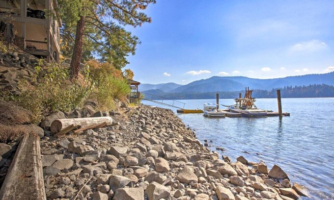 Hayden Lake Maison | Lakeside Suite · Waterfront Lake Studio with Deck + Beach Access