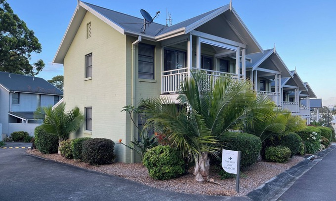 Cams Wharf Maison | Lakeside terrace Raffertys Resort