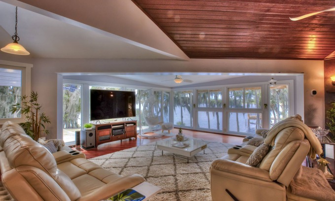DeLand Maison | Lakeside w/private dock! Beaches 45 mins / Orlando MCO 1 hour / Ocala NF 15 mins