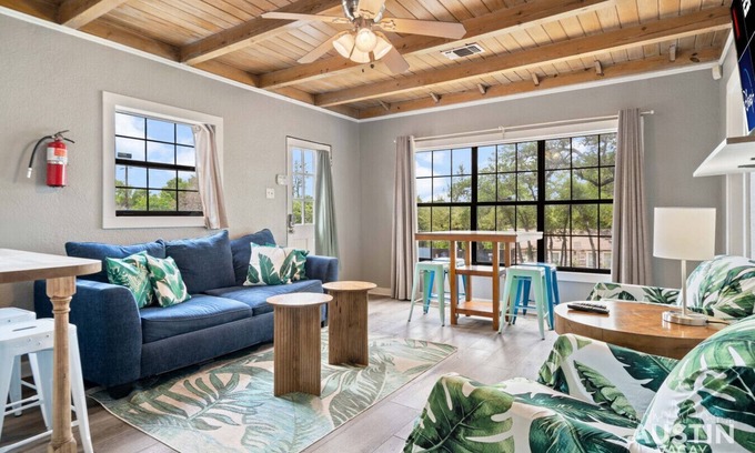 Leander Cabine | LakeTravis Bungalow8