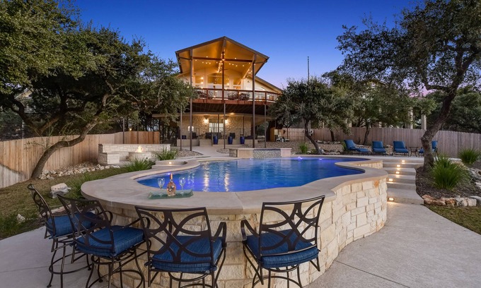 Highland Lake Estates Maison | Secteur riverain du lac Travis; Embarcadère, eau profonde, téléviseur 75 pouces, table de billard, barbecue
