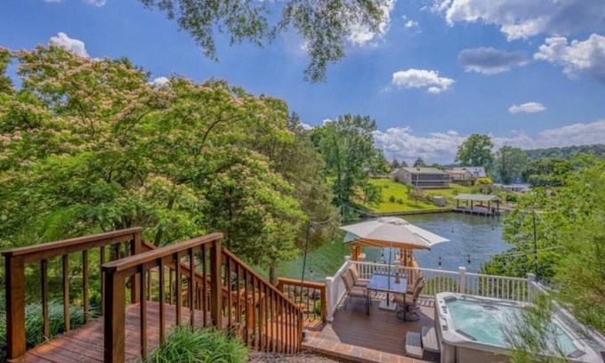 Dublin Maison | Lakeview Cabin
