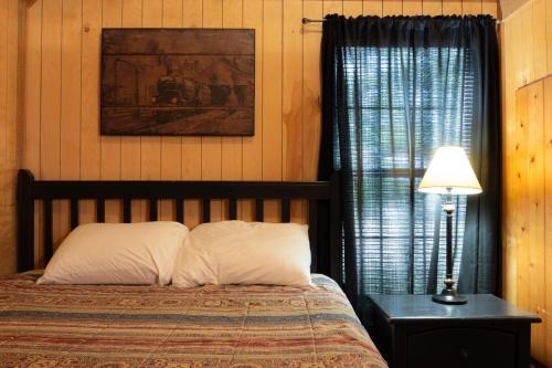 Mead Maison | Lakeview Cedar Cabin - Whistle Stop - 2