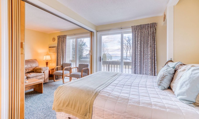 Gilford Copropriété | Maison avec vue sur le lac, piscines partagées, tennis, sauna et plage privée!