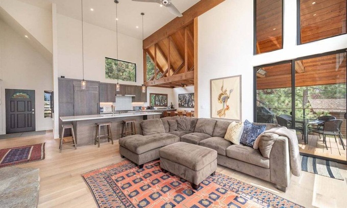 Lake Forest Maison | Vues imprenables sur le lac à Dollar Point avec HOA