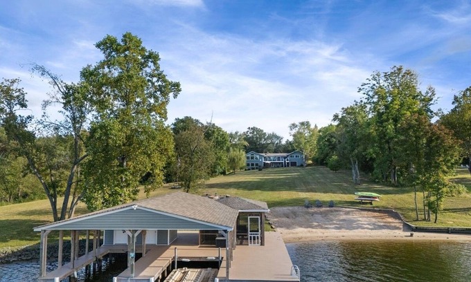 Aspen Hill Maison | Lakeview Escape – Spacious Retreat with Private Beach & Dock