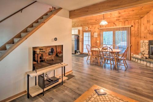 Eidelweiss Village Maison | Lakeview Forest Cabin with Deck Less Than half Mile to Beach!