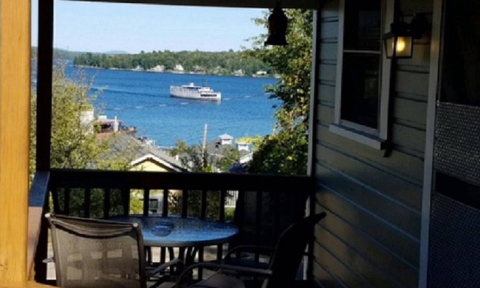 Weirs Beach Maison | Lakeview House & Cottages