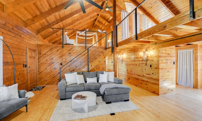 Marble Falls Cabine | Lakeview Log Cabin- Modern hillside cabin with lake views