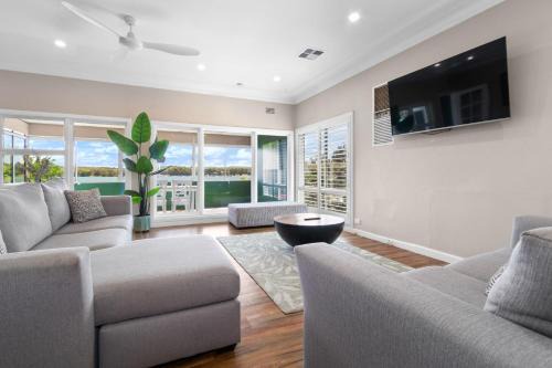 Speers Point Maison | Lakeview Retreat on the Esplanade