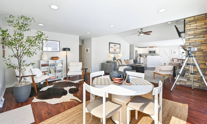 Princeton Maison | Lakeview Retreat with Fireplace