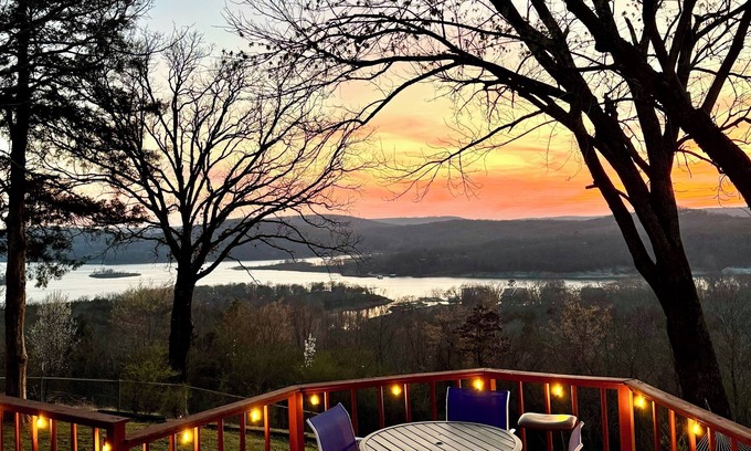 Pettit Cabine | Lakeview Sunset Oasis Retreat on Pettit Mt near Tahlequah, 4 min drive to lake