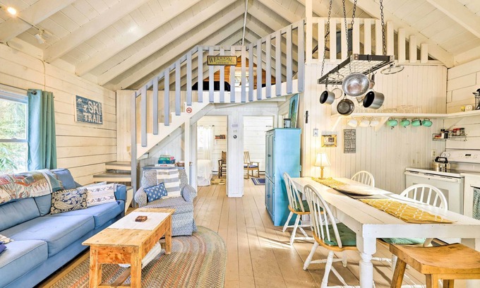 Poyntelle Cottage | NEW! Pet-Friendly Cottage w/ Lake Access & Canoes!