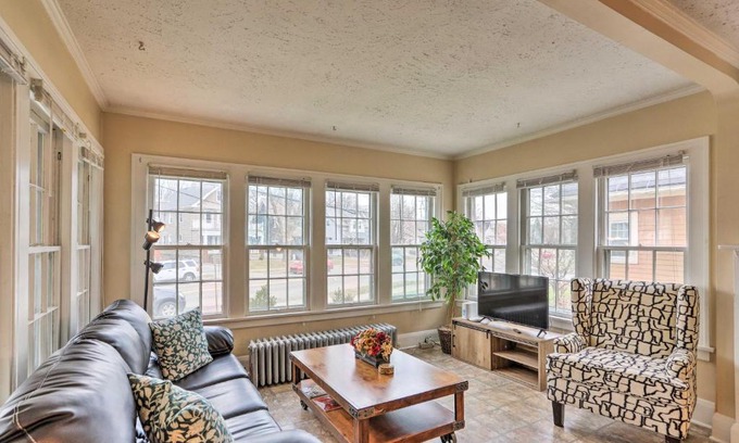 Lakewood Maison | Lakewood Home with Yard about 8 Mi to Cleveland!