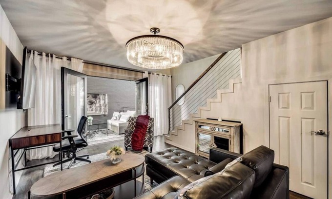 Old East Dallas Copropriété | Lakewood loft with serene pool views, luxury interiors, and prime Dallas location.