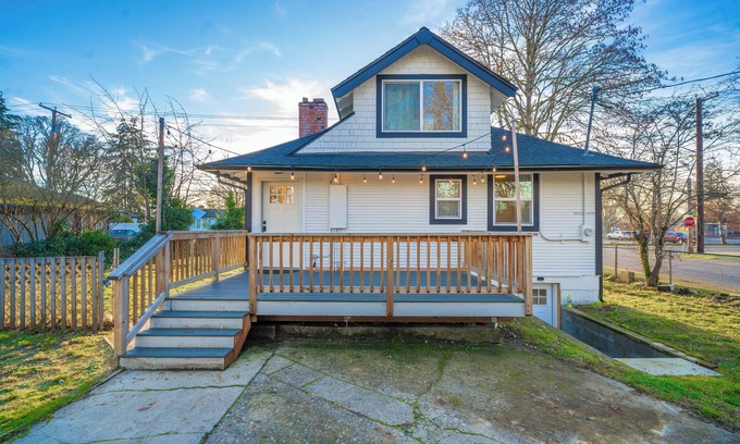 Tillicum Maison | Lakewood Stunner sleeps 6-8! Two KING size beds!