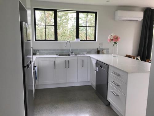 Karapiro Maison | Lakin' it easy Cottage