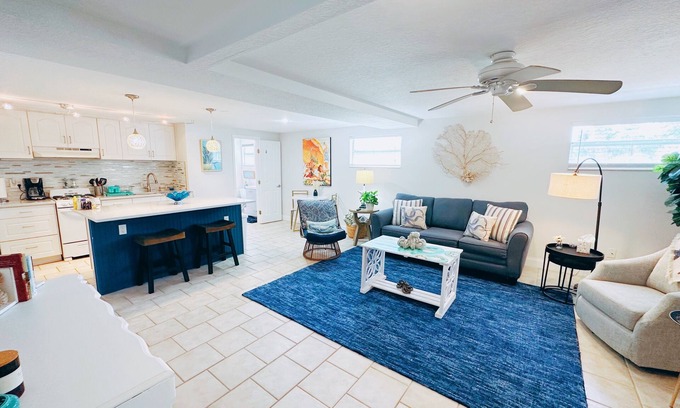 Horton Shores Appartement | LaLa`s Beach House, Two! - Walking Distance to the Beach and Great Shopping!