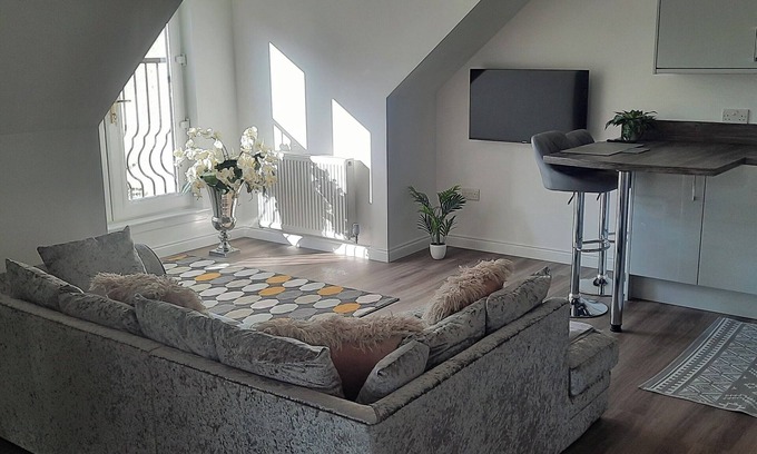 Larkhall Appartement | Lanarkshire Apartment- Views- Sleeps 4- Balcony