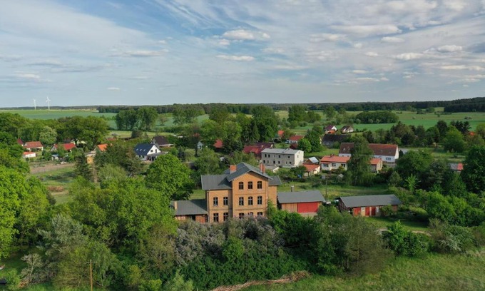 Schwarz Appartement | Landbahnhof Buschhof 1 Stock