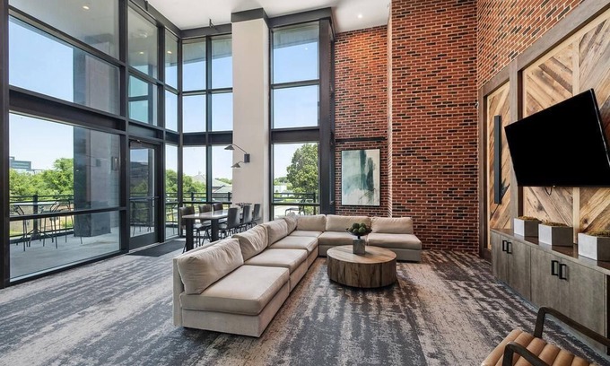 Downtown Charleston Appartement | Landing at Meeting Street Lofts - 1 Bedroom in East Central