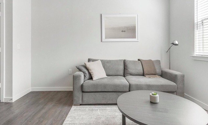 Spring Branch East Appartement | Landing | Beautiful 1BD, Gym, Pool