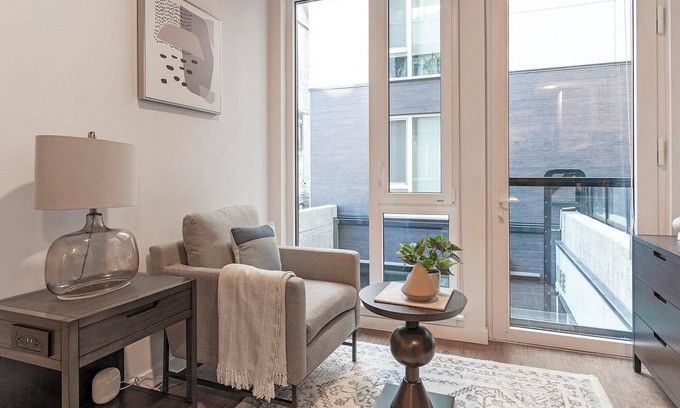 Mann Appartement | Landing | Beautiful 1BD, Game Room, Courtyard