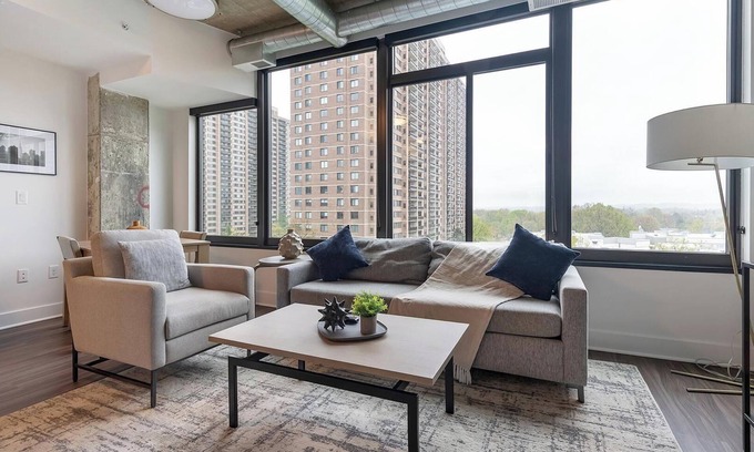 Baileys Crossroads Appartement | Landing | Beautiful 1BD, Game Room, Gym
