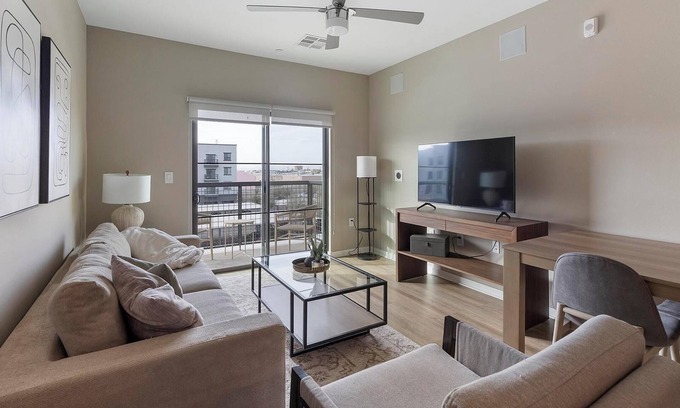 Warehouse District Appartement | Landing | Chic 2BD, Clubhouse, Rooftop Lounge