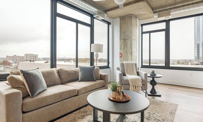 Baileys Crossroads Appartement | Landing | Chic 2BD, Game Room, Gym