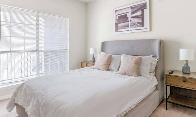 Southbelt/Ellington Appartement | Landing | Chic 2BD, Gym, Pool