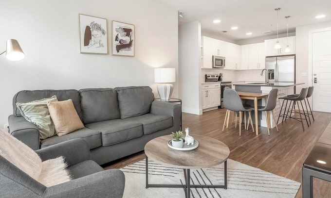 Wetmore Appartement | Landing | Chic 2BD, Pool, Yoga Studio