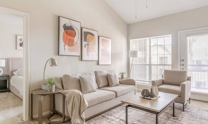 Southbelt/Ellington Appartement | Landing | Incredible 2BD, Pool, Gym