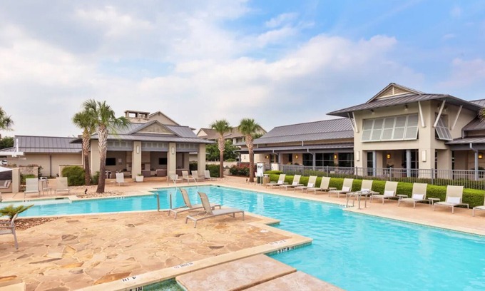 Buda Appartement | Landing at The Green at Plum Creek - Studio in Kyle