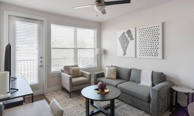 Wetmore Appartement | Landing | Incredible 2BD, Gym, Yoga Studio