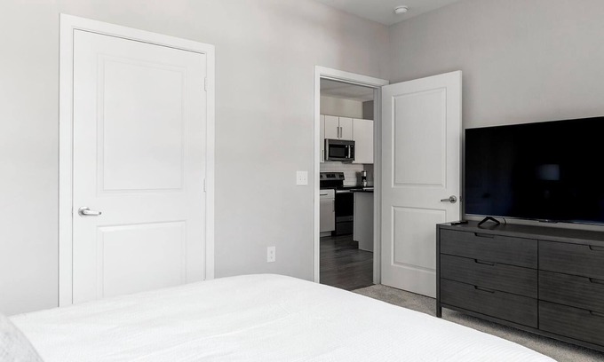 Allen Appartement | Landing | Modern 1BD, Game Room, Gym