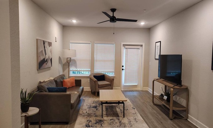 Newberry Appartement | Landing | Modern 2BD, Gym, Pool