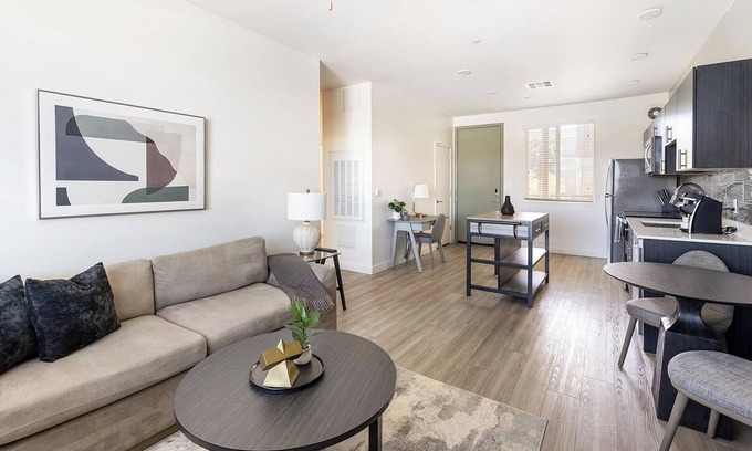 Maryvale Village Appartement | Landing | Spectacular 1BD, Pool, Gym