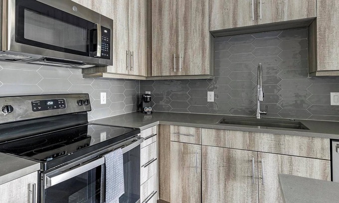 Montopolis Appartement | Landing | Spectacular 1BD, Gym, Courtyard
