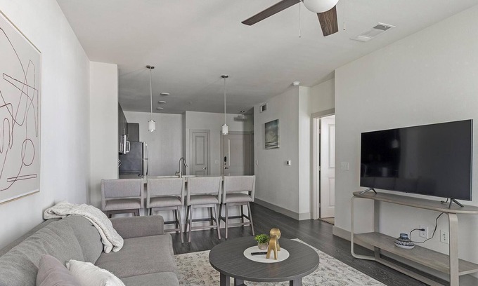 Vickery Meadow Appartement | Landing | Spectacular 1BD, Pool, Gym