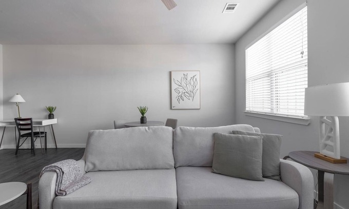 Spring Branch East Appartement | Landing | Spectacular 1BD, Pool, Courtyard