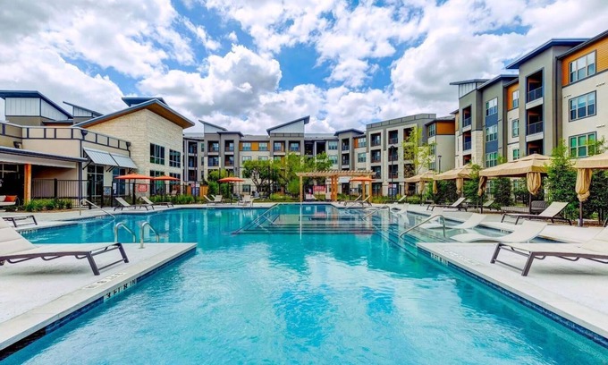 Wetmore Appartement | Landing | Spectacular 1BD, Courtyard, Clubhouse