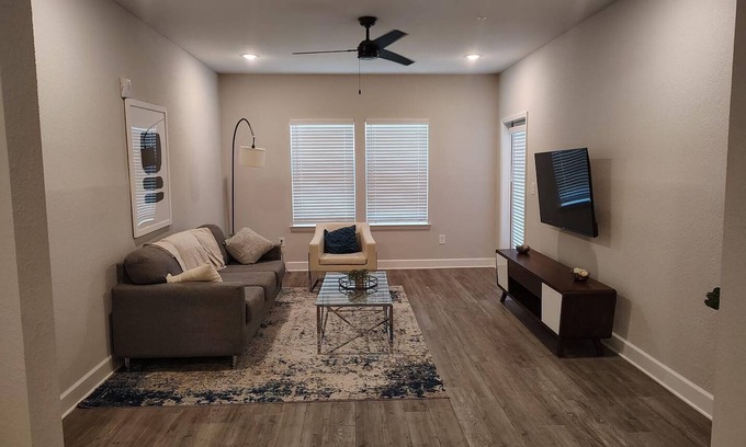 Newberry Appartement | Landing | Stunning 2BD, Pool, Gym