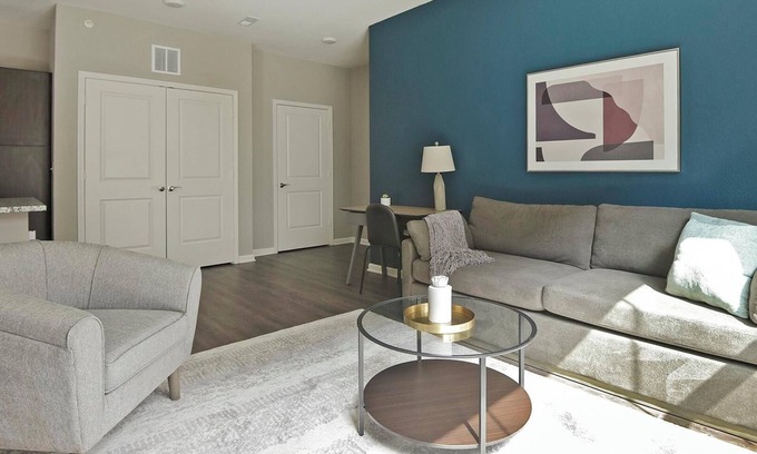 Chesterfield Appartement | Landing | Stylish 1BD, Pool, Gym