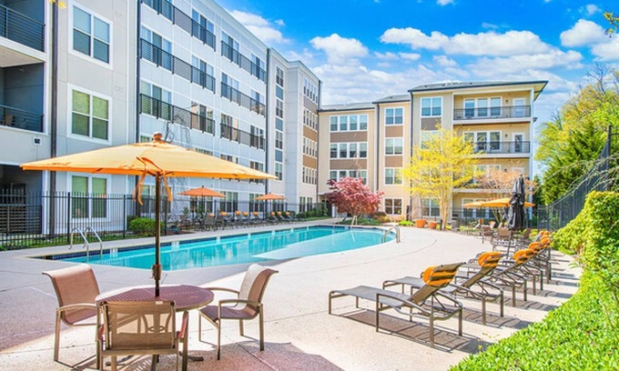 Chillum Appartement | Landing | Stylish 2BD, Pool, Courtyard